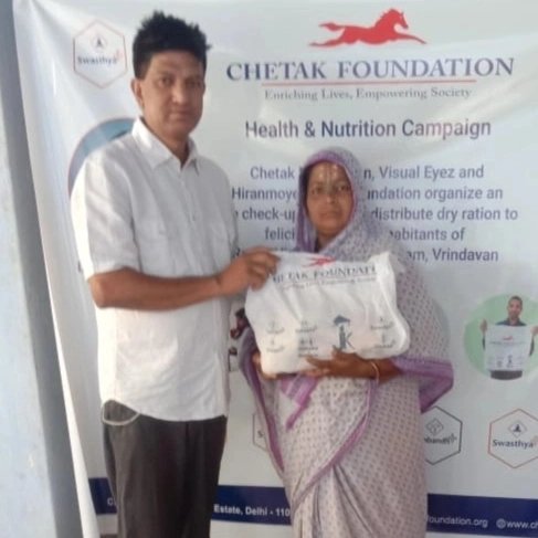 ChetakFoundati1's tweet photo. #ChetakFoundation, #VisualEyez and #HiranmoyeeIndiaFoundation  organized an #Eyecheckup camp, distributed free spectacles and  nutritious #Dryration under its #Swasthyaplus and #Poshanplus initiatives to felicitates the elderly women inhabitants of  @Radhavinodmanipurimandir. https://t.co/is8XpPl6BS