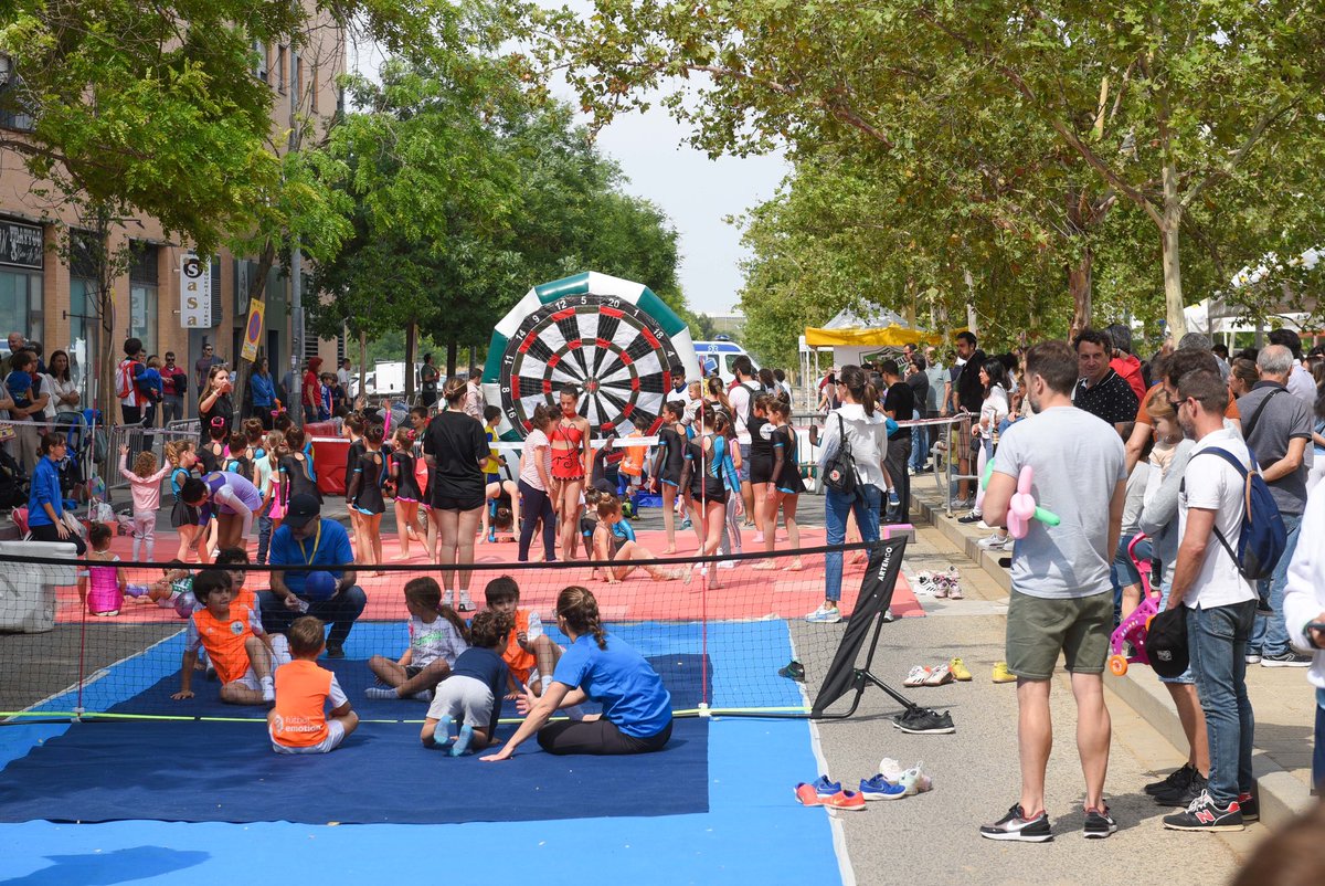 Ayto_Sevilla's tweet photo. 🏐🩰 ¡Viviendo #CalleDeporte en Los Bermejales! 🏉🏒 Hemos disfrutado de una animada exhibición de gimnasia rítmica y jugado a los deportes de equipo organizados por los distintos clubes. ♟⚽️ ¡Muchas gracias por esta divertida mañana! ⛹🏼
#SevillaesDeporte https://t.co/F8dZ6sP9ro