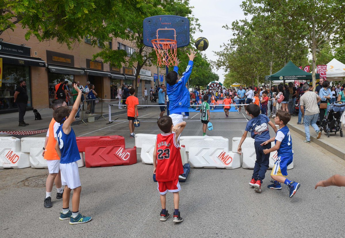 Ayto_Sevilla's tweet photo. 🏐🩰 ¡Viviendo #CalleDeporte en Los Bermejales! 🏉🏒 Hemos disfrutado de una animada exhibición de gimnasia rítmica y jugado a los deportes de equipo organizados por los distintos clubes. ♟⚽️ ¡Muchas gracias por esta divertida mañana! ⛹🏼
#SevillaesDeporte https://t.co/F8dZ6sP9ro