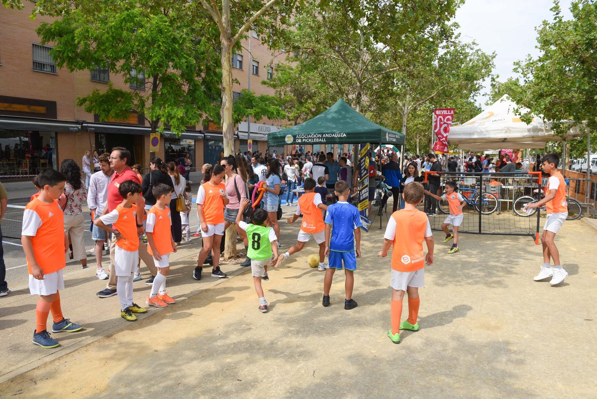 Ayto_Sevilla's tweet photo. 🏐🩰 ¡Viviendo #CalleDeporte en Los Bermejales! 🏉🏒 Hemos disfrutado de una animada exhibición de gimnasia rítmica y jugado a los deportes de equipo organizados por los distintos clubes. ♟⚽️ ¡Muchas gracias por esta divertida mañana! ⛹🏼
#SevillaesDeporte https://t.co/F8dZ6sP9ro