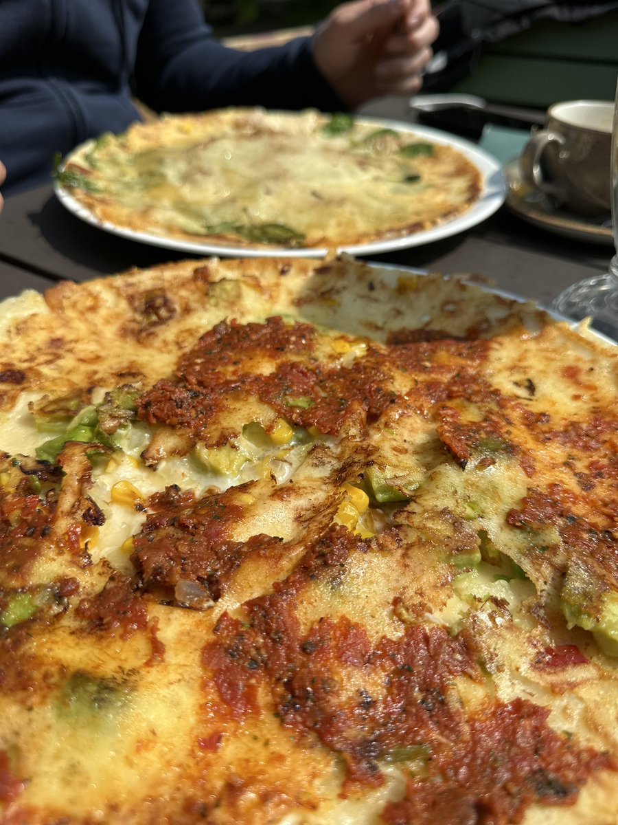 Pannenkoeken eten met mijn favoriete pannenkoek. 
Klef en Bef zijn op vakantie in Texel!