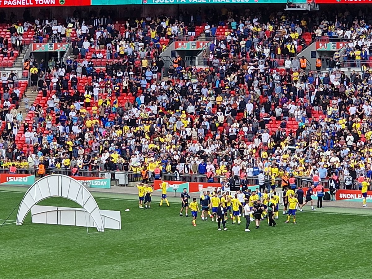 TroyGLC's tweet photo. Congratulations @AscotUnitedFC #FAVase #FAVaseFinal https://t.co/X93Wj8y8rX