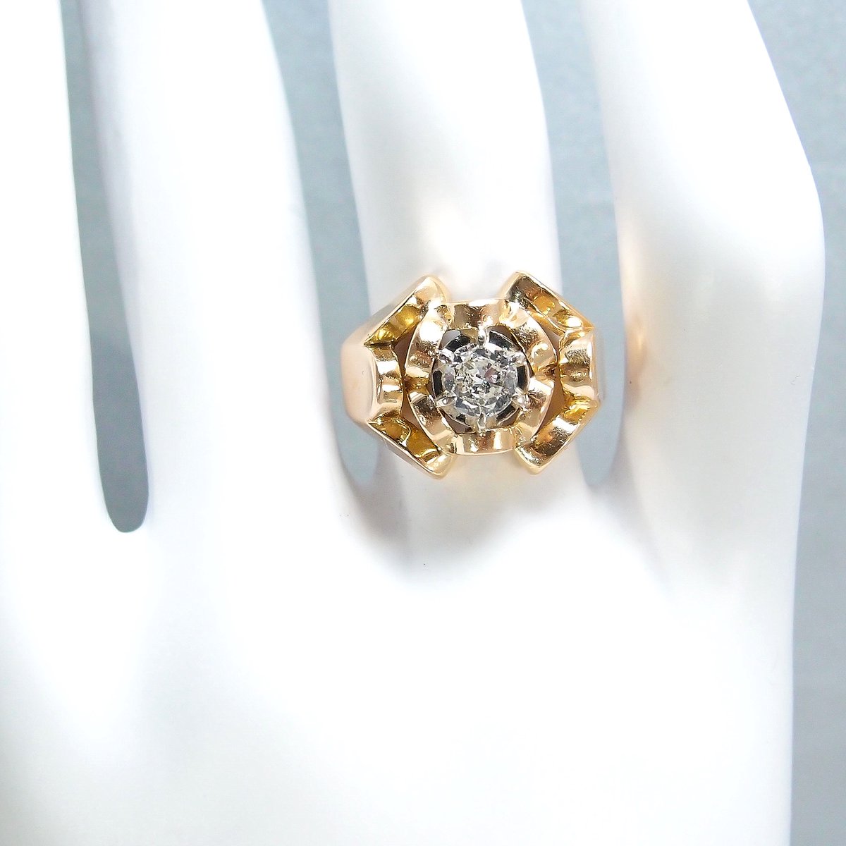 Premium quality natural diamond on 18K solid gold Stamped Retro gold ring Fine French gold ring Mid century fine jewellery
#18ksolidgoldofinstagram #massivegoldofinstagram #ring #naturaldiamond  #retrojewelryofinstagram #quality #hallmarkedjewelry 
etsy.com/listing/606173…