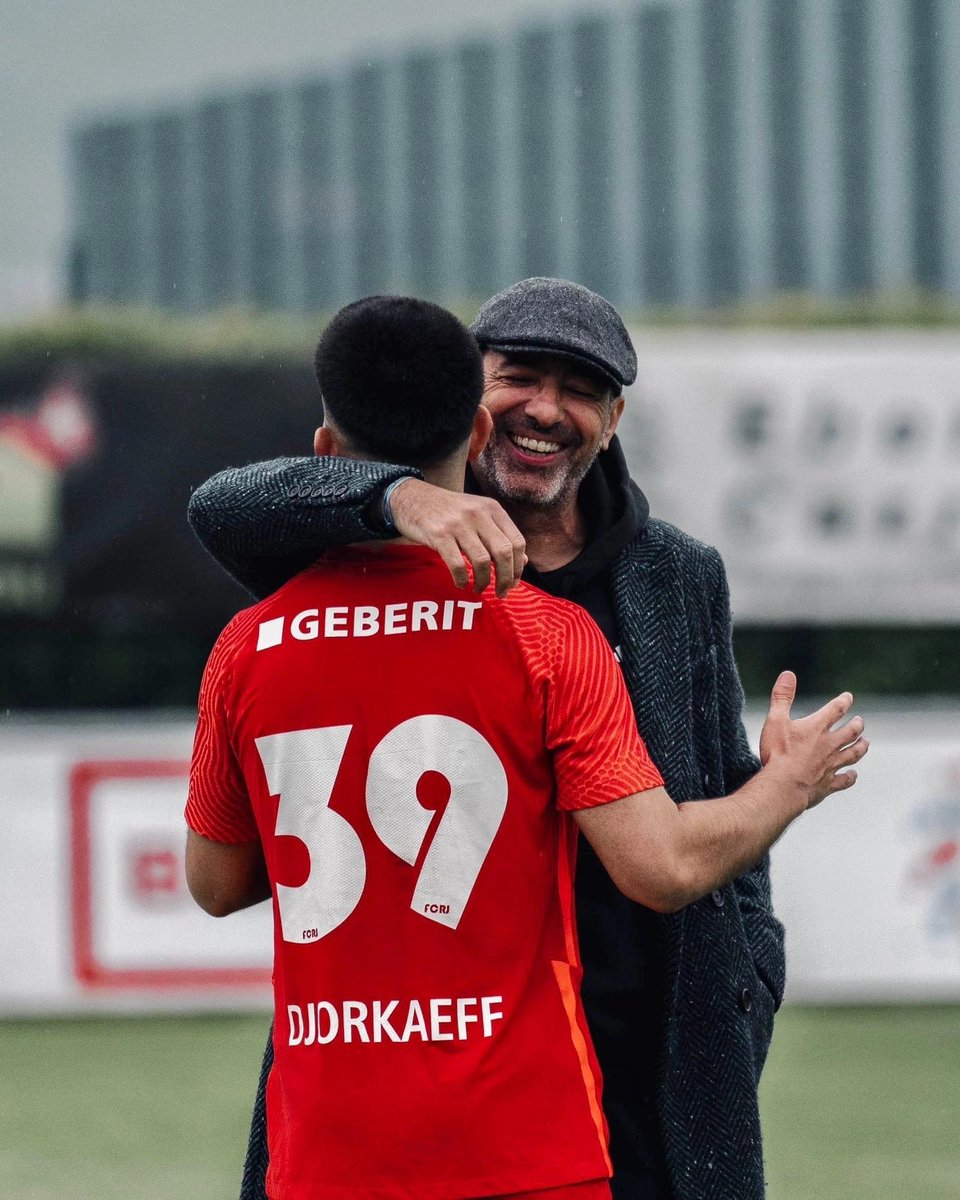 ArmenieFootball's tweet photo. 🇦🇲
Youri Djorkaeff qui félicite son fils Oan Djorkaeff 😍 

Oan Djorkaeff 🇦🇲🇨🇵 avec Rapperswil-Jona 🇨🇭 c'est :
- 10 Matchs ✅️
- 7 Buts ⚽️
- 6 Passes décisives 🅰️

#Djorkaeff https://t.co/2xlD6AGY01
