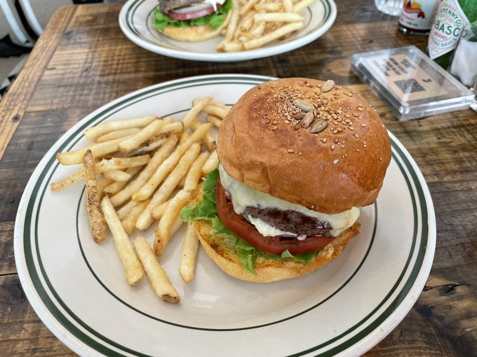 アボカドモッツァレラバーガーと激うまポテトフライ。幸福度高い。 https://t.co/j2L8OUPTkf