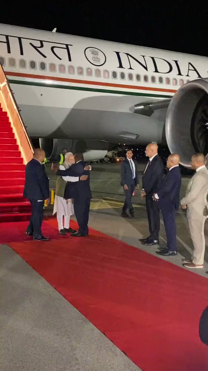 MdAltafAli15's tweet photo. पापुआ न्यू गिनी के पीएम ने पैर छुकर किया प्रधानमंत्री मोदी का स्वागत, पीएम मोदी ने भी लगाया जेम्स मारापे को गले!
#PMModiInHiroshima #PapuaNewGuinea #PMModiji #G20Summit #India @PMOIndia @narendramodi @BJP4India https://t.co/VA8WAUkzoB