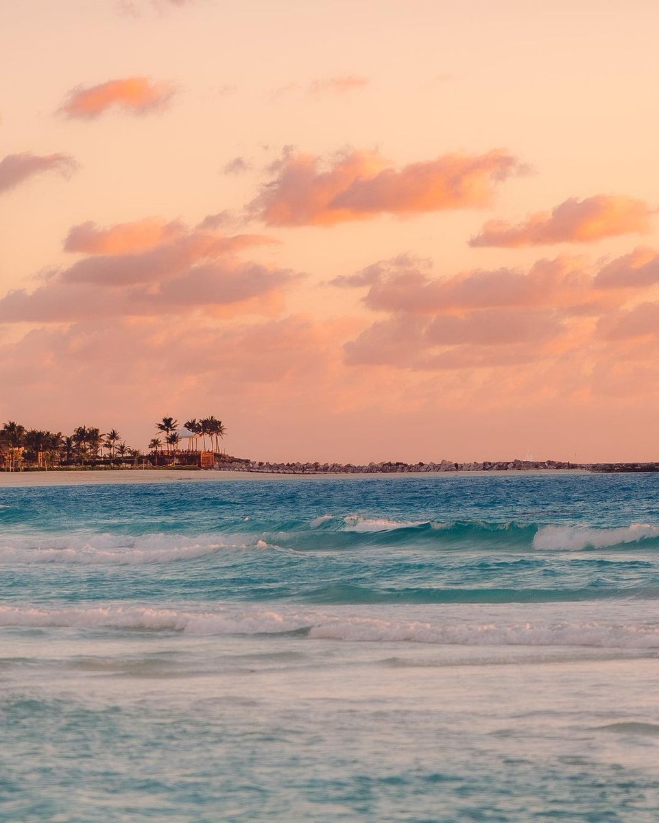 Si tuviéramos que calificar los contrastes entre el #mar y el cielo de #Cancún al amanecer, sin pensarlo dos veces les daríamos 𝟱 𝗲𝘀𝘁𝗿𝗲𝗹𝗹𝗮𝘀. ⭐️⭐️⭐️⭐️⭐️⁣ ⁣ ¿Y tú? 🤩⁣ ¡Comenta tu valoración! 👇🏼 ⁣ 📸: bodhipix vía IG⁣⁣⁣⁣⁣⁣⁣⁣ ⁣⁣ #CaribeMexicano