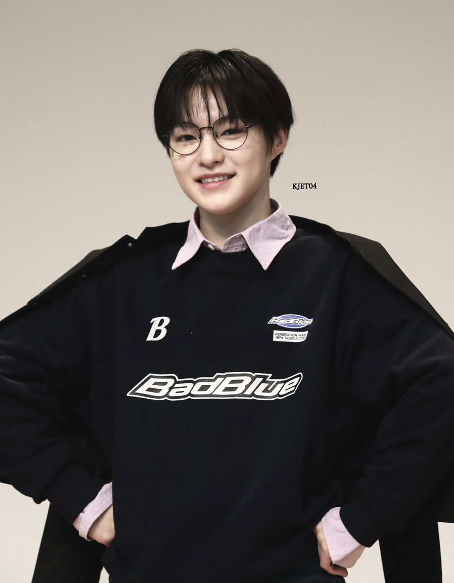 itakutou's tweet photo. 타쿠토 해야하는 이유

첫 팬싸에서
1) 페이스체인
2) 안경에 망토
3) 베레모쓰고 볼하트에 윙크 (ㅁㅊ
4) 화관
.
.
.
.
1837492837382) 짱 귀여운 삔 꼽기를 다 해줌 https://t.co/IOzRdQJWLU