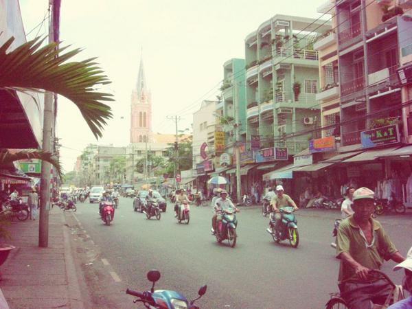 Surrinderella's tweet photo. Cheesy romcom, #ATouristsGuidetoLove set in Vietnam, bringing back so many memories of my time in Ho Chi Minh City. The character trying to cross the road is so spot on, the bikes were everywhere and even climbed the pavement. My favourite place was Ben Thanh Market ♡ https://t.co/EpYYn5Qtnu