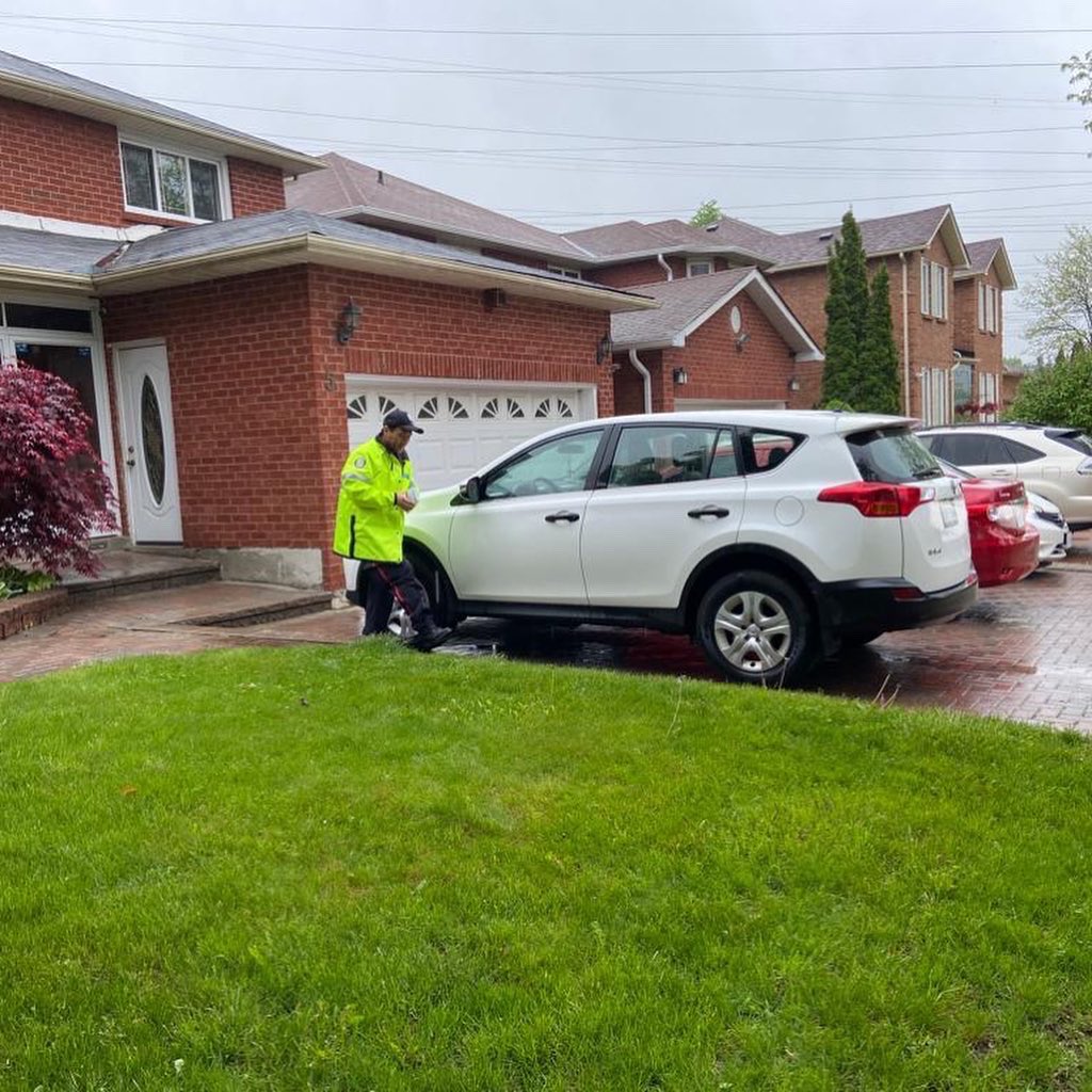 TPS43Div's tweet image. Auxiliary Officers attended residential streets and apartment buildings off of Ellesmere Rd between Morningside Ave and Neilson Rd to educate the public of an increase in theft and mischiefs to motor vehicles in the area. ^lg

#crimeprevention #autocrime