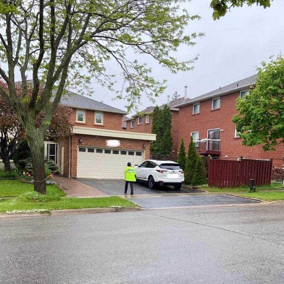 TPS43Div's tweet image. Auxiliary Officers attended residential streets and apartment buildings off of Ellesmere Rd between Morningside Ave and Neilson Rd to educate the public of an increase in theft and mischiefs to motor vehicles in the area. ^lg

#crimeprevention #autocrime