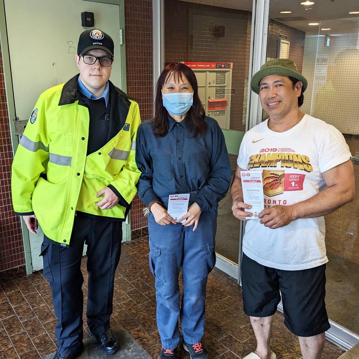TPS43Div's tweet image. Auxiliary Officers attended residential streets and apartment buildings off of Ellesmere Rd between Morningside Ave and Neilson Rd to educate the public of an increase in theft and mischiefs to motor vehicles in the area. ^lg

#crimeprevention #autocrime