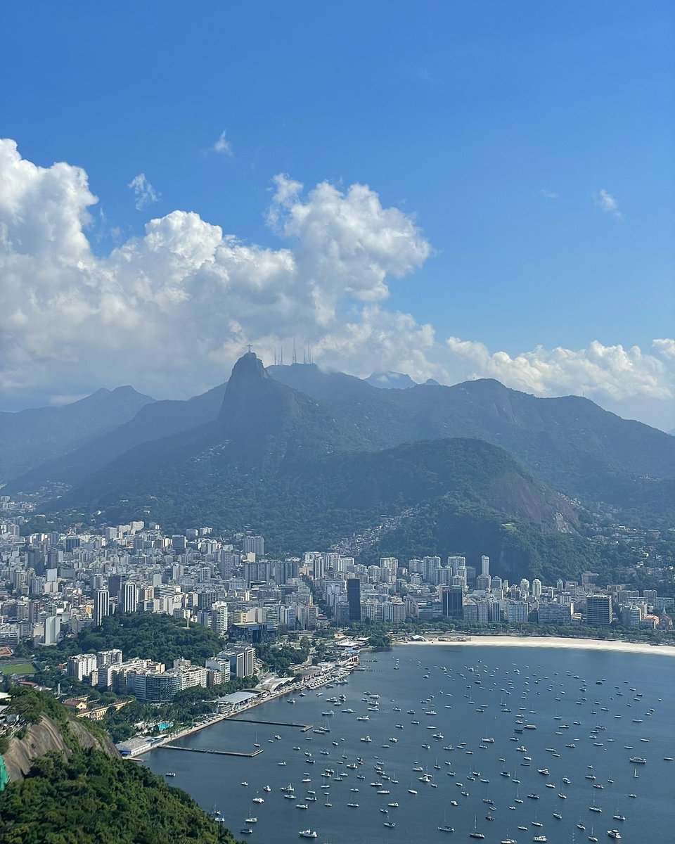 ReneLacad's tweet photo. Flew my entire family to Brazil to spend some quality time.

Imagine making thousands of dollars a day chilling in villas, drinking wine, and smoking cigars.

Put your foot on the fucking gas. There’s no time to waste. Your family needs you. 

And more than anything you need you. https://t.co/wHJbTEaDX1