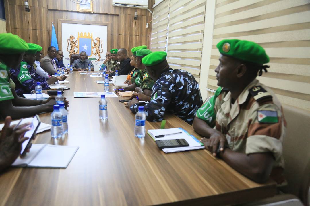 SONNALIVE's tweet photo. Today, at the Ministry of Information’s Headquarters, Director General Abdullahi Hayir Duale warmly welcomed a delegation led by @ATMIS_Somalia Spokesperson Abdullahi Hassan Ganale. During their visit, the delegation toured various offices, including those of @SONNALIVE, @sntvnews1 and @radio_muqdisho's Archive.