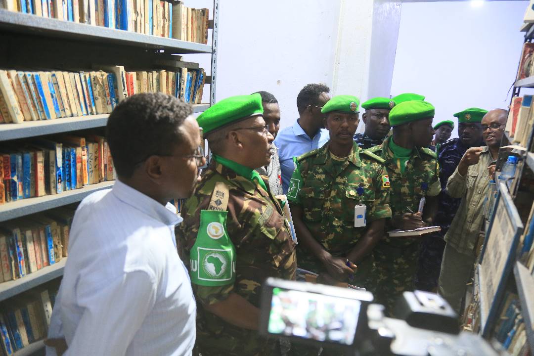 SONNALIVE's tweet photo. Today, at the Ministry of Information’s Headquarters, Director General Abdullahi Hayir Duale warmly welcomed a delegation led by @ATMIS_Somalia Spokesperson Abdullahi Hassan Ganale. During their visit, the delegation toured various offices, including those of @SONNALIVE, @sntvnews1 and @radio_muqdisho's Archive.