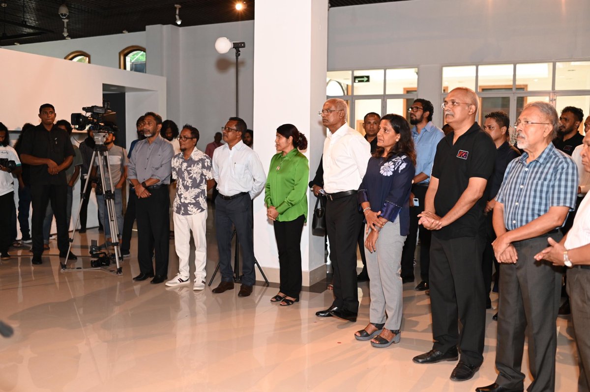 ރައީސުލްޖުމްހޫރިއްޔާ އިބްރާހީމް މުޙައްމަދު ޞާލިޙް އަދި އެމަނިކުފާނުގެ އަނބިކަނބަލުން ފަޒްނާ އަޙްމަދު، ނޭޝަނަލް އާޓް ގެލެރީގެ ޕަރމަނަންޓް ކަލެކްޝަން ރަސްމީގޮތުން ހުޅުވައިދެއްވައިފި. ދިވެހި ކުރެހުންތެރިންގެ 24 ކުރެހުމެއް މިވަގުތު ޕަރމަނަންޓް ކަލެކްޝަންގައި މައުރަޒުކުރެވިފައިވޭ.