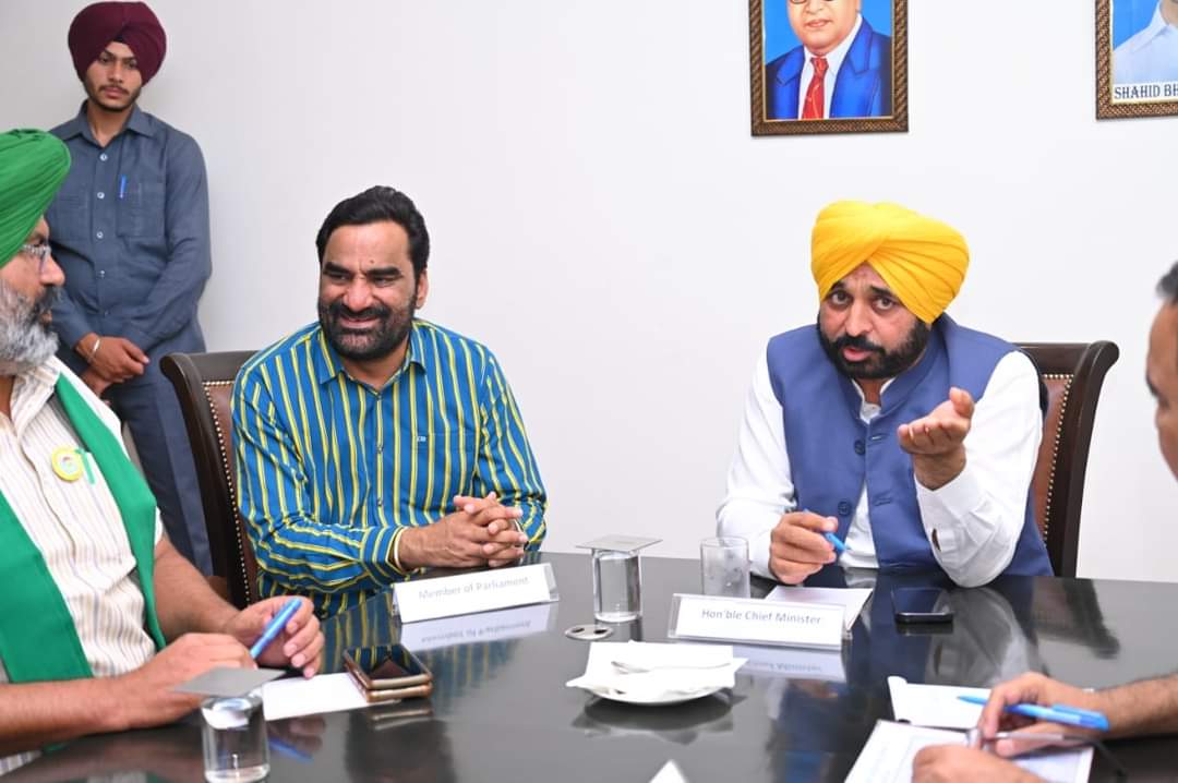 hanumanbeniwal's tweet photo. आज बठिंडा (पंजाब) में राजस्थान के हनुमानगढ़ तथा श्रीगंगानगर जिले के किसानों के प्रतिनिधिमंडल के साथ सरहिंद फीडर से पानी दिलवाने की मांग को लेकर चल रहे आंदोलन के संदर्भ में पंजाब के मुख्यमंत्री श्री भगवंत मान व उच्च अधिकारियों के साथ उच्च स्तरीय सकारात्मक वार्ता हुई,2 घंटे तक किसानों की मांग के अनुरूप एक- एक बिंदु पर विस्तृत चर्चा हुई और 1250 क्यूसेक पानी की मांग को लेकर जो आंदोलन चल रहा है उसके समाधान के क्रम में पंजाब के मुख्यमंत्री जी और मेरे मित्र श्री @BhagwantMann द्वारा जल्द ही किसानो की मांग के अनुरूप  सकारात्मक निर्णय ले लिया जायेगा ! समय पर पूरा पानी नही मिलने से कपास सहित अन्य फसलों की बुवाई को लेकर किसानों के सामने संकट खड़ा हो गया बावजूद इसके राजस्थान की कांग्रेस सरकार ने पानी की मांग को लेकर चल रहे आंदोलन को अनदेखा किया और भाजपा ने भी किसानों के मुद्दे से दूरी बना ली ! राष्ट्रीय लोकतांत्रिक पार्टी हर कदम पर किसानों के साथ खड़ी है !