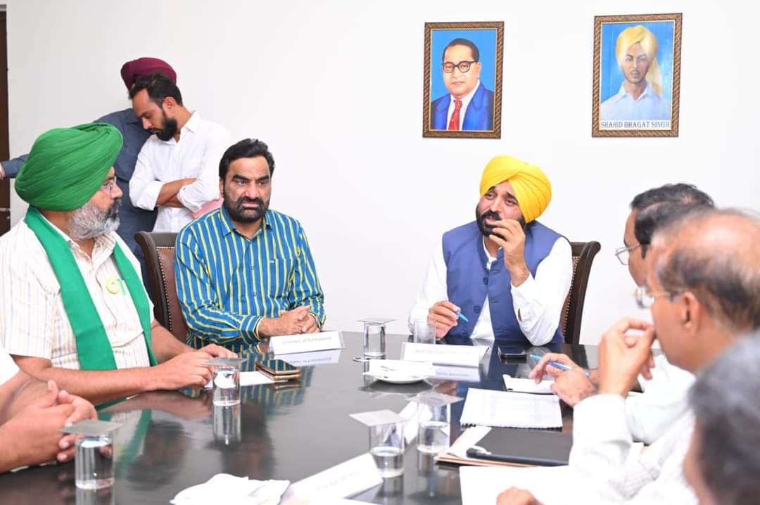 hanumanbeniwal's tweet photo. आज बठिंडा (पंजाब) में राजस्थान के हनुमानगढ़ तथा श्रीगंगानगर जिले के किसानों के प्रतिनिधिमंडल के साथ सरहिंद फीडर से पानी दिलवाने की मांग को लेकर चल रहे आंदोलन के संदर्भ में पंजाब के मुख्यमंत्री श्री भगवंत मान व उच्च अधिकारियों के साथ उच्च स्तरीय सकारात्मक वार्ता हुई,2 घंटे तक किसानों की मांग के अनुरूप एक- एक बिंदु पर विस्तृत चर्चा हुई और 1250 क्यूसेक पानी की मांग को लेकर जो आंदोलन चल रहा है उसके समाधान के क्रम में पंजाब के मुख्यमंत्री जी और मेरे मित्र श्री @BhagwantMann द्वारा जल्द ही किसानो की मांग के अनुरूप  सकारात्मक निर्णय ले लिया जायेगा ! समय पर पूरा पानी नही मिलने से कपास सहित अन्य फसलों की बुवाई को लेकर किसानों के सामने संकट खड़ा हो गया बावजूद इसके राजस्थान की कांग्रेस सरकार ने पानी की मांग को लेकर चल रहे आंदोलन को अनदेखा किया और भाजपा ने भी किसानों के मुद्दे से दूरी बना ली ! राष्ट्रीय लोकतांत्रिक पार्टी हर कदम पर किसानों के साथ खड़ी है !