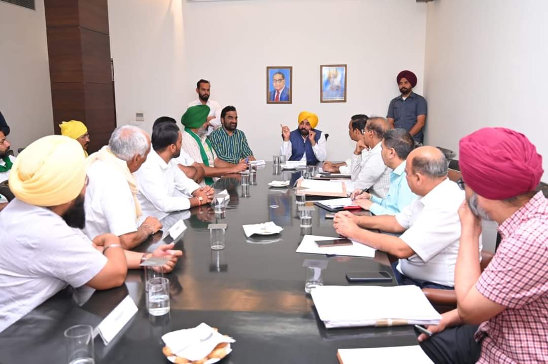 hanumanbeniwal's tweet photo. आज बठिंडा (पंजाब) में राजस्थान के हनुमानगढ़ तथा श्रीगंगानगर जिले के किसानों के प्रतिनिधिमंडल के साथ सरहिंद फीडर से पानी दिलवाने की मांग को लेकर चल रहे आंदोलन के संदर्भ में पंजाब के मुख्यमंत्री श्री भगवंत मान व उच्च अधिकारियों के साथ उच्च स्तरीय सकारात्मक वार्ता हुई,2 घंटे तक किसानों की मांग के अनुरूप एक- एक बिंदु पर विस्तृत चर्चा हुई और 1250 क्यूसेक पानी की मांग को लेकर जो आंदोलन चल रहा है उसके समाधान के क्रम में पंजाब के मुख्यमंत्री जी और मेरे मित्र श्री @BhagwantMann द्वारा जल्द ही किसानो की मांग के अनुरूप  सकारात्मक निर्णय ले लिया जायेगा ! समय पर पूरा पानी नही मिलने से कपास सहित अन्य फसलों की बुवाई को लेकर किसानों के सामने संकट खड़ा हो गया बावजूद इसके राजस्थान की कांग्रेस सरकार ने पानी की मांग को लेकर चल रहे आंदोलन को अनदेखा किया और भाजपा ने भी किसानों के मुद्दे से दूरी बना ली ! राष्ट्रीय लोकतांत्रिक पार्टी हर कदम पर किसानों के साथ खड़ी है !