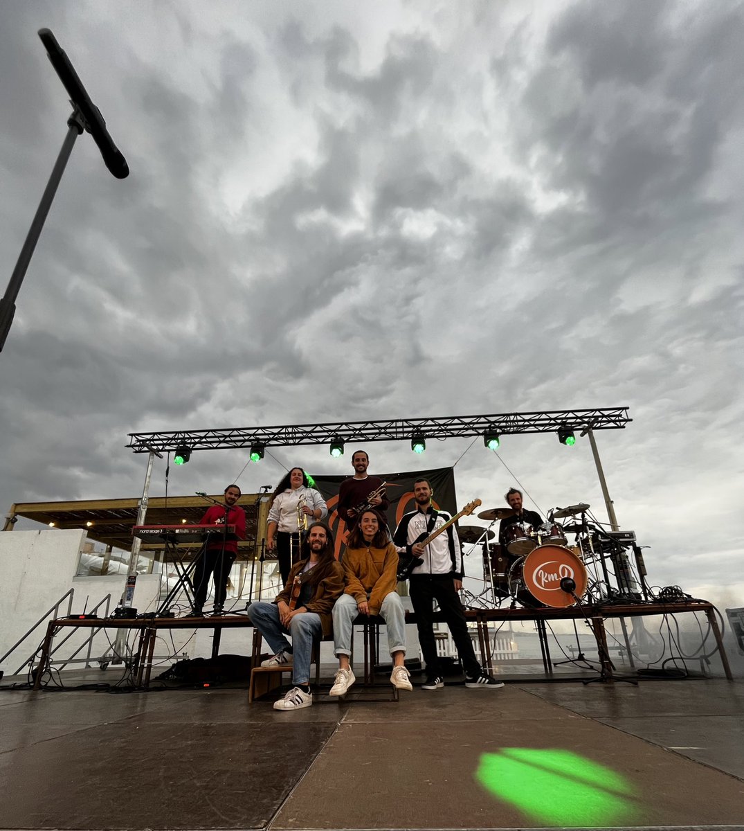 km0_oficial's tweet photo. Ahir vam tocar a La platja dels Pescadors de Badalona pels 25 anys de @collamicaco miiil gràcies per la rebuda i per molts més anys colla!✨🎂
•
#badalona #micaco #dissabte #musica #km0 #platja #cultura #culturacatalana #aniversari https://t.co/oIlWiJTS18