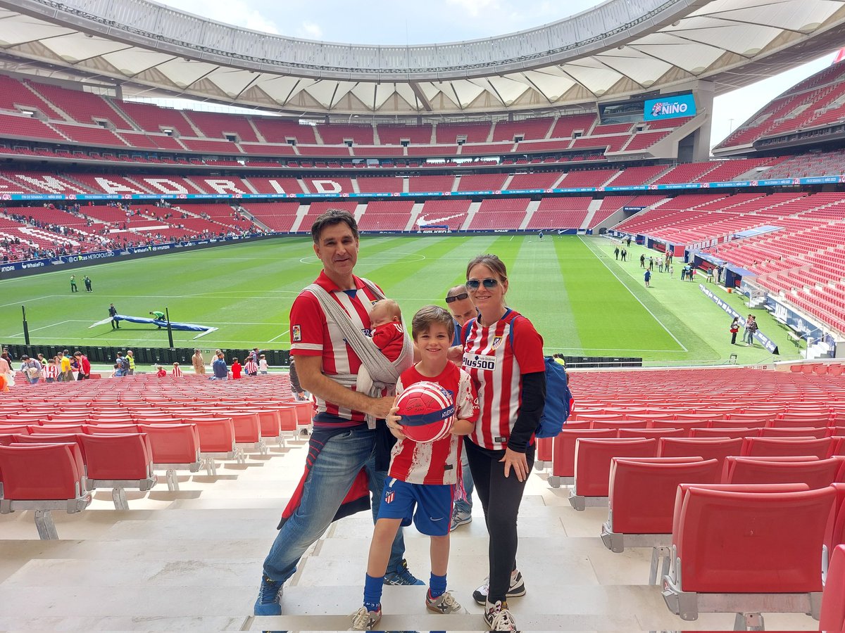 Oscar10B's tweet photo. Dicen los viejos del lugar: "Los bebés vienen con un pan debajo el brazo".  Leo ha venido con un balón del Atleti firmado por el Cholo. Gracias @Simeone ! ❤️ @Atleti https://t.co/SAnvQ1PdVX