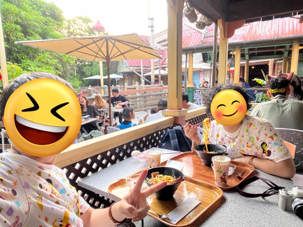 tauto_820's tweet photo. こないだのディズニーの写真がやっと編集終わった！
40周年彩りがすごい🌈 https://t.co/U8I2oa8L9d