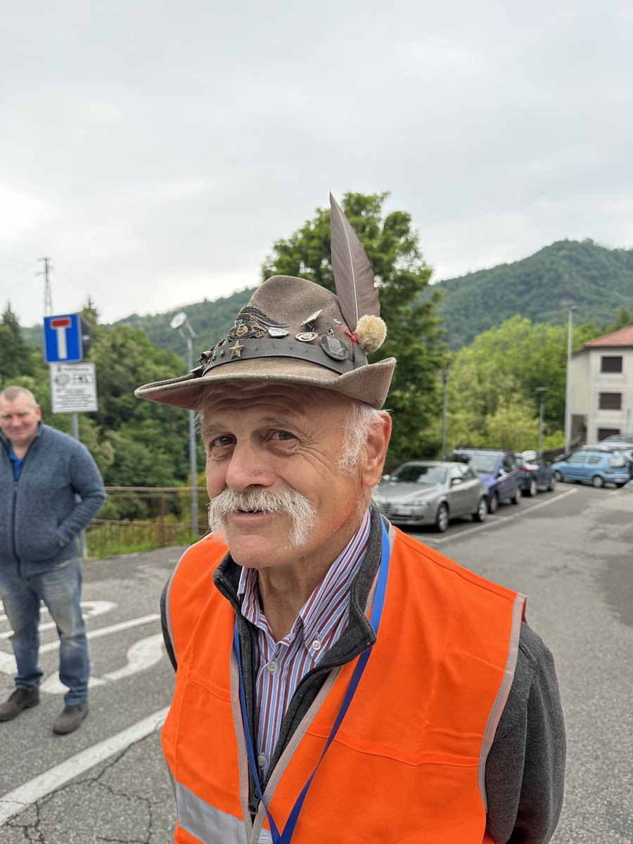 De frivillige løypevaktene har verdens kuleste hatter #GirodeItalia