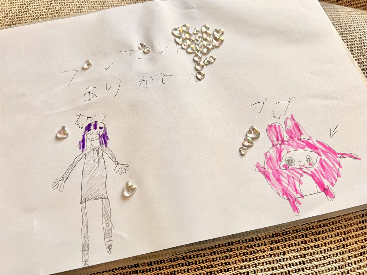 「友達に色々贈ったらお礼に友達のお子が描いてくれたブブとナガヲかわち……素敵なシー」|小野ハナ💛夢中のストラット【Newtype】連載中のイラスト