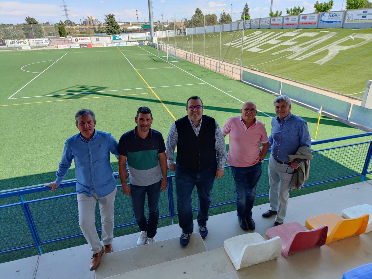 futbolaragon's tweet photo. #RFAF 🚨𝐈𝐍𝐒𝐓𝐈𝐓𝐔𝐂𝐈𝐎𝐍𝐀𝐋 Visita oficial de varios miembros de la junta directiva de @futbolaragon al @futbolbasebinef, donde fueron recibidos por el presidente de la comisión gestora, Ramón Sánchez. https://t.co/V1WSgowXNE
