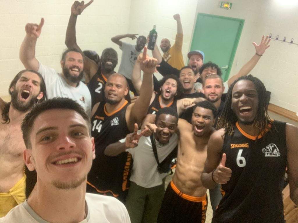 TBME91's tweet photo. 🏀 Montée en REGIONAL 😎 Pour la 1ère du club 🔥 250 personnes au moins sont venus assistés à ce last game décisif avec un kop de Chilly bien présent 👏 Félicitation pour cette belle prestation qui a enthousiasmé la salle 📣 https://t.co/F2yBHhEkIX