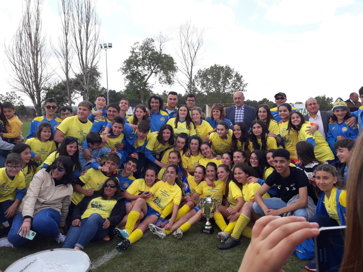 MarioGomez8's tweet photo. LO HICIERON 🟡🔵 Nuestras Campeonas!  🏆  @cdsanesteban @DavidRuperez8 https://t.co/jRC1xVfZvu