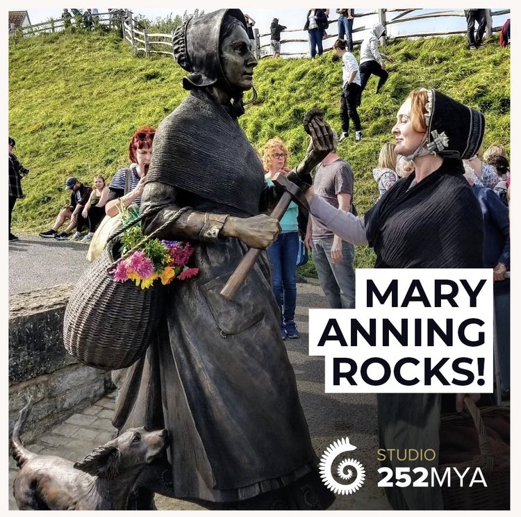 Happy birthday Mary you LEGEND!! May your army of inspired young palaeontologists & lovers of curios keep on growing!! 🥳💚🦕 @MaryAnningRocks @LymeRegisMuseum #MaryAnning