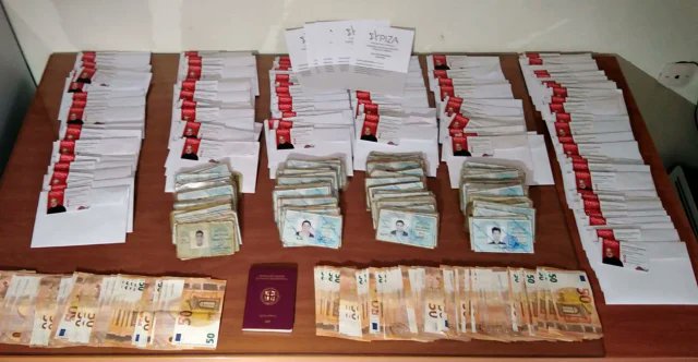 Συνελήφθησαν τρεις συνεργάτες του υποψήφιου βουλευτή του ΣΥΡΙΖΑ Γιώργου Βαϊόπουλου και δύο Ρομά για παράβαση της εκλογικής νομοθεσίας. Στην κατοχή τους βρέθηκαν 197 Δελτία Ταυτότητας, σταυρωμένα ψηφοδέλτια και μεγάλο χρηματικό ποσό για εξαγορά ψήφων στις #εκλογες2023.