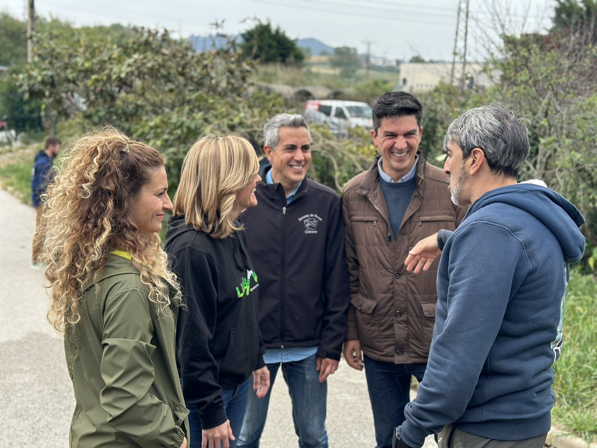 Ainoaqui's tweet photo. Visita de la ministra @Pilar_Alegria a la protectora de animales #Asproan, que lleva más de 50 años en #Santander.
La defensa del bienestar animal es una seña de identidad del @PSOE. Queremos hacer una ciudad más amable y respetuosa, con espacios para su disfrute con ellos. https://t.co/OriLLsE2vt