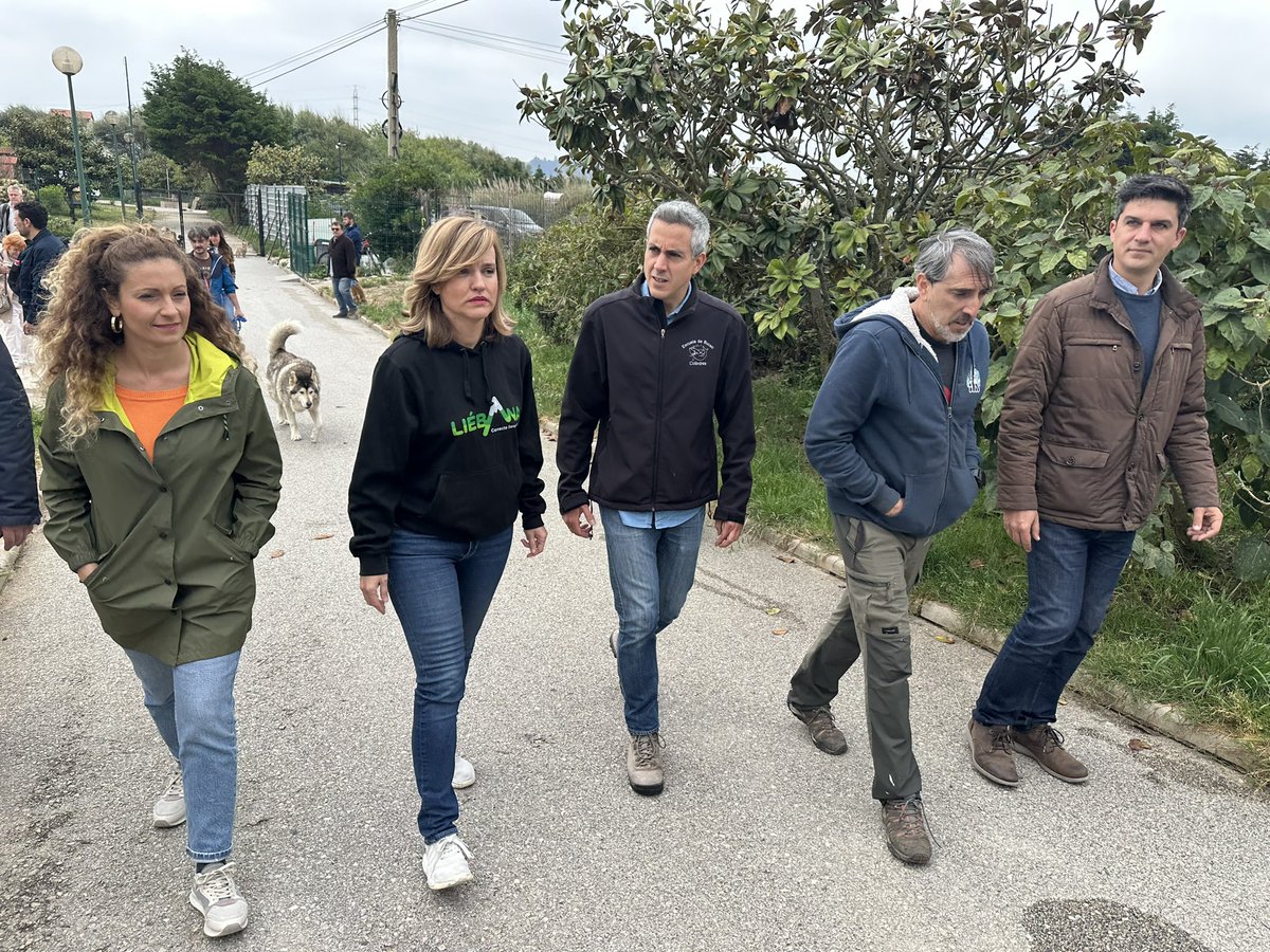 Ainoaqui's tweet photo. Visita de la ministra @Pilar_Alegria a la protectora de animales #Asproan, que lleva más de 50 años en #Santander.
La defensa del bienestar animal es una seña de identidad del @PSOE. Queremos hacer una ciudad más amable y respetuosa, con espacios para su disfrute con ellos. https://t.co/OriLLsE2vt
