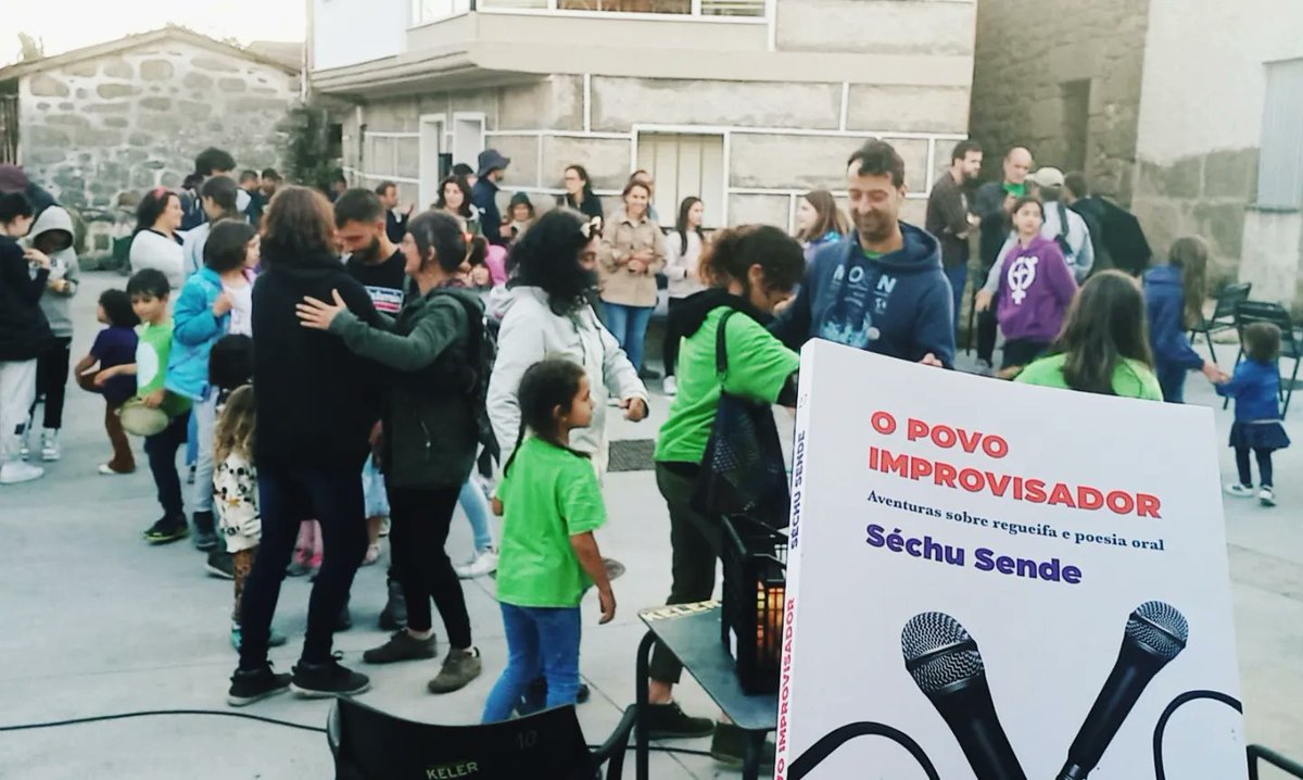 AtravesEditora's tweet photo. Vaia feira ontem na @arcadanoe 💥
Aqui estivemos! Na festa das Letras, com banca de livros no mercado associativo e com @SechuSende a regueifar ⚡📚
Obrigadas!🩷
#atraveseditora
#feira #diadasletras #vilardesantos https://t.co/K9IKS7yoHS