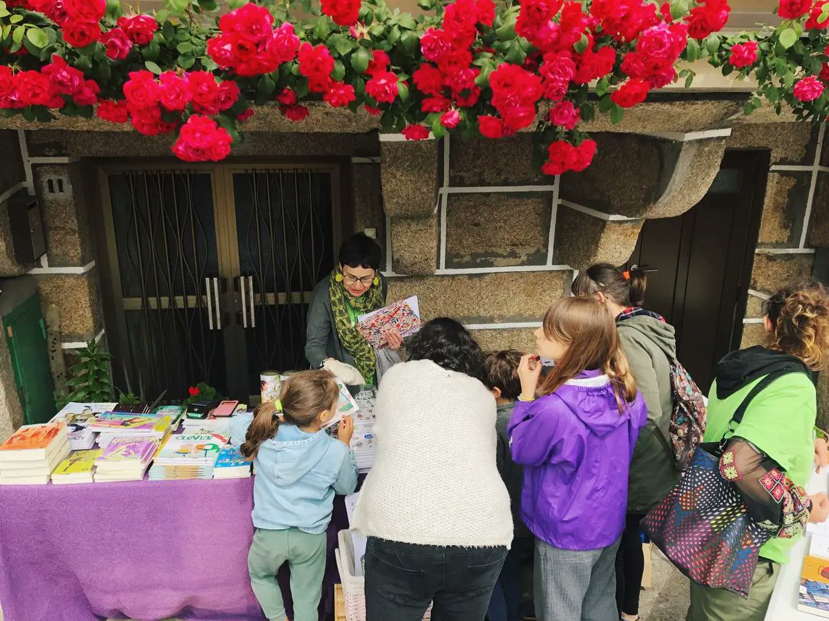 AtravesEditora's tweet photo. Vaia feira ontem na @arcadanoe 💥
Aqui estivemos! Na festa das Letras, com banca de livros no mercado associativo e com @SechuSende a regueifar ⚡📚
Obrigadas!🩷
#atraveseditora
#feira #diadasletras #vilardesantos https://t.co/K9IKS7yoHS