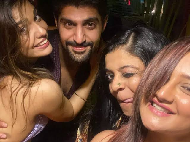 Anamika5543's tweet photo. I like their friendship manifesting for their reunion soon #RashamiDesai #tanujvirwani we fan's want #tarash moment soon please make it possible https://t.co/mKBOSRFoDG