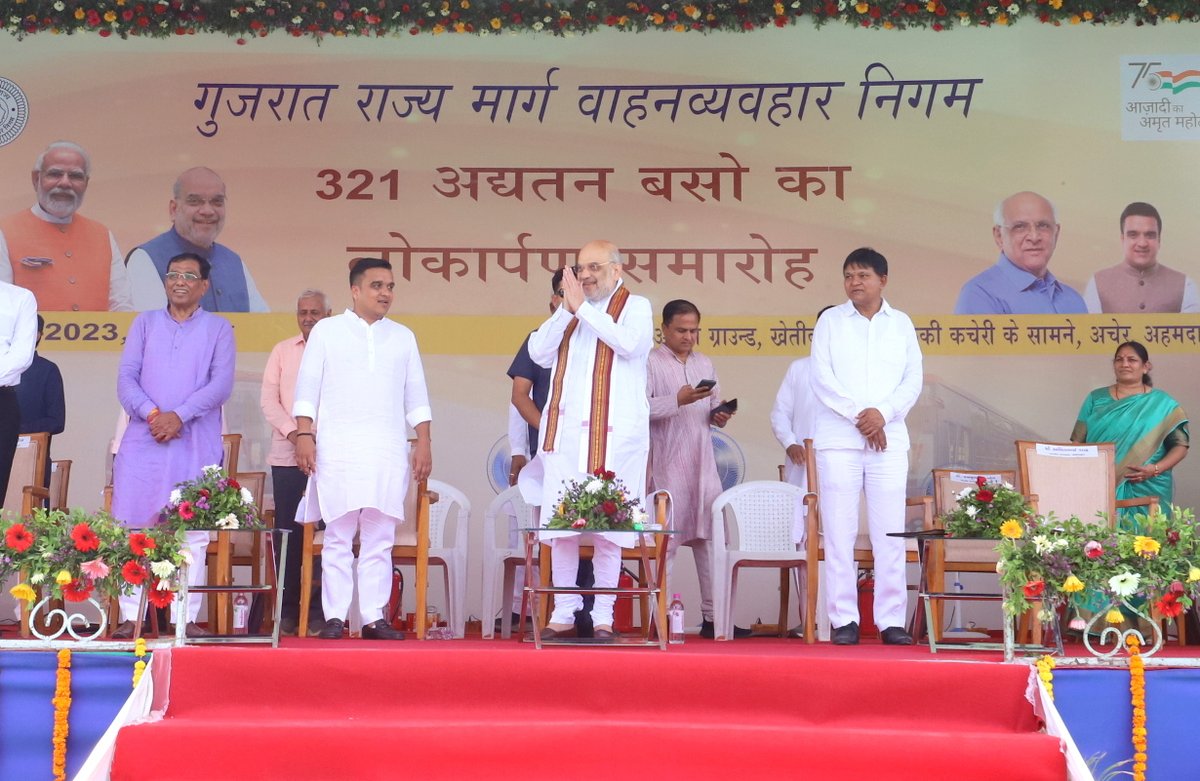 AmitShah's tweet photo. અમદાવાદ માટે આજનો દિવસ મહત્વપૂર્ણ છે. અહીંની વાહન વ્યવહાર વ્યવસ્થાને મજબૂત કરવા માટે GSRTC દ્વારા 321 નવી બસો ઉમેરવામાં આવી રહી છે. આ બસોને ચાંદખેડાથી લીલી ઝંડી આપી પ્રસ્થાન કરાવી.

નવી સાર્વજનિક બસો શરૂ થવાથી પરિવહન અને કનેક્ટિવિટી સુધરશે તેમજ મુસાફરોને મુસાફરીમાં સુગમતા રહેશે. https://t.co/NLhlAYeVfj