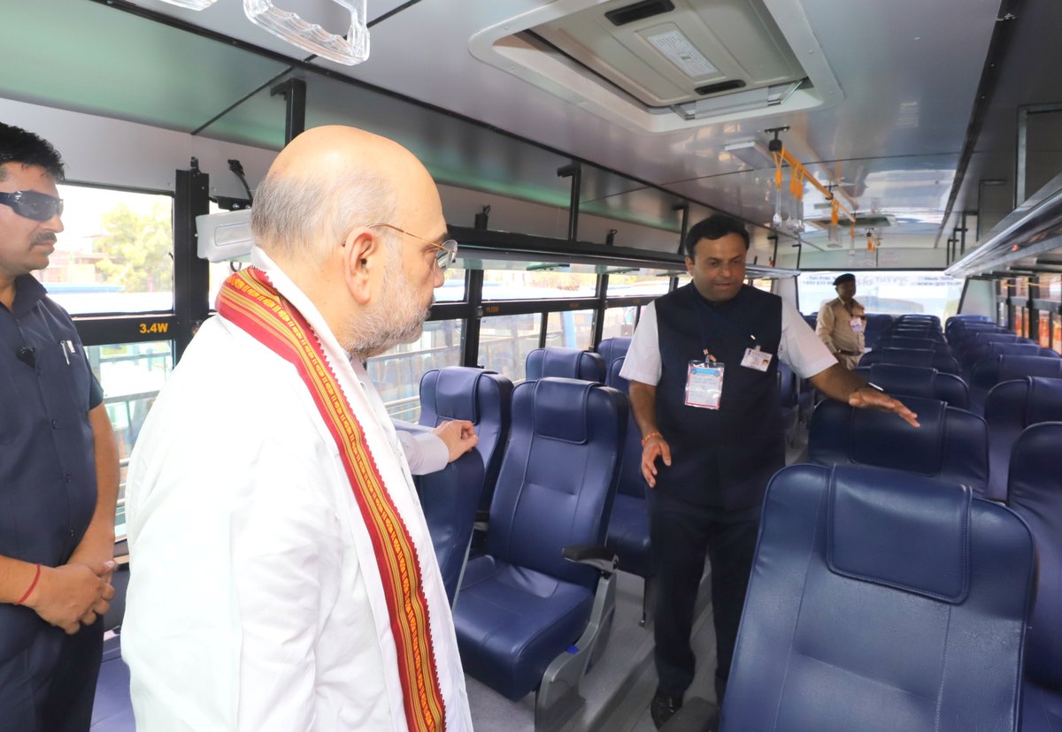 AmitShah's tweet photo. અમદાવાદ માટે આજનો દિવસ મહત્વપૂર્ણ છે. અહીંની વાહન વ્યવહાર વ્યવસ્થાને મજબૂત કરવા માટે GSRTC દ્વારા 321 નવી બસો ઉમેરવામાં આવી રહી છે. આ બસોને ચાંદખેડાથી લીલી ઝંડી આપી પ્રસ્થાન કરાવી.

નવી સાર્વજનિક બસો શરૂ થવાથી પરિવહન અને કનેક્ટિવિટી સુધરશે તેમજ મુસાફરોને મુસાફરીમાં સુગમતા રહેશે. https://t.co/NLhlAYeVfj