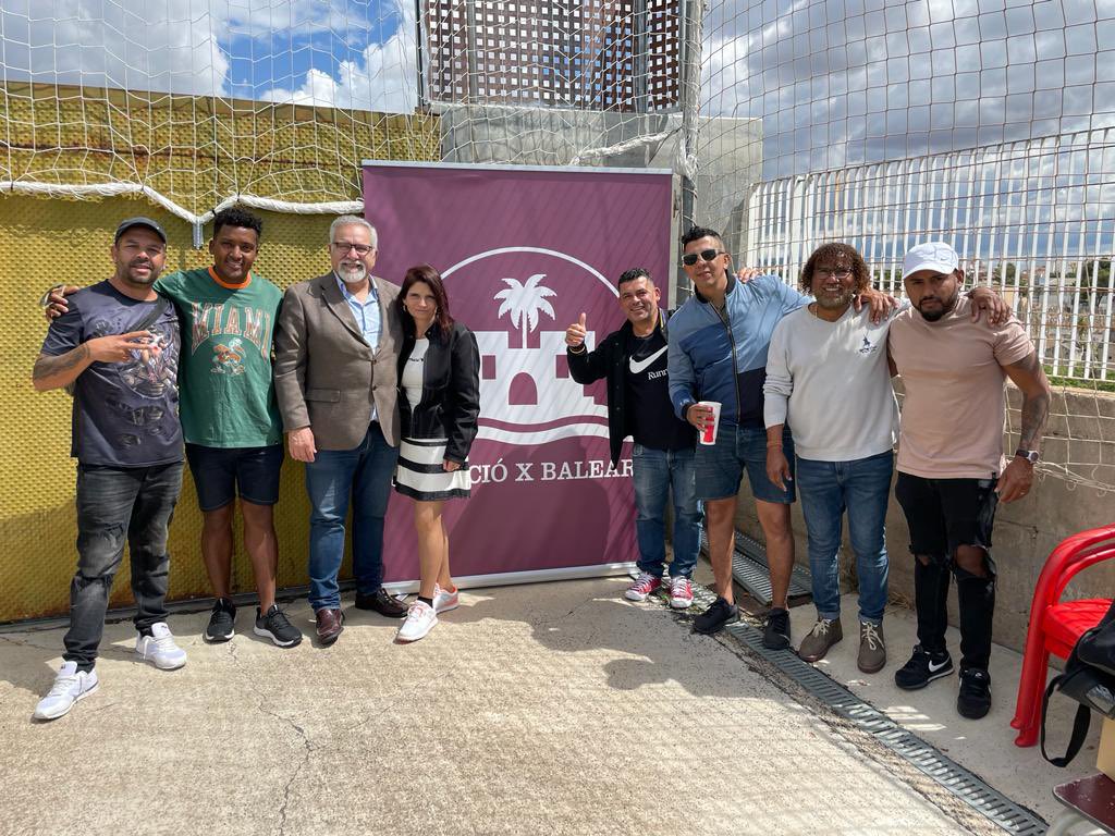 Coaliciobalear's tweet photo. 👉🏻En la Liga Over 40. Yuri Guerrero candidato al Consell Insular, gran conocedor del deporte amateur que debe potenciarse entre nuestros vecinos. Salud a todos para este domingo. VOTA Coalició per Balears. https://t.co/g7VXYlW1qj