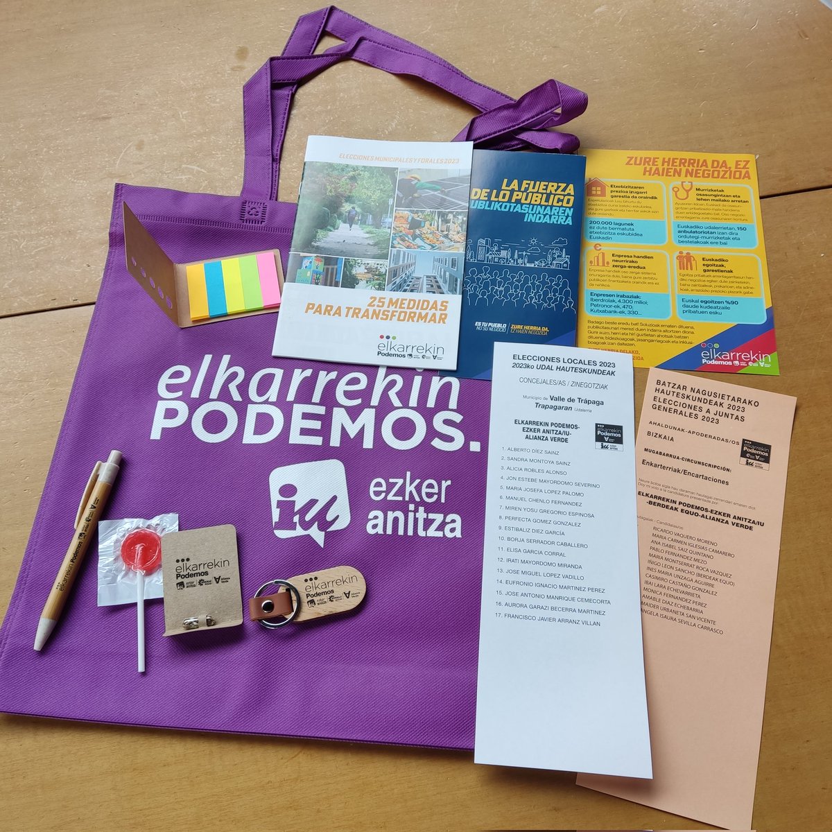 IUTrapagaran's tweet photo. En un rato en 1° de Mayo
de #Trapagaran
Reparto de #bolsas con todo esto que veis.
#Semillas, #post-it, #llavero, #piruletas,..... https://t.co/aACze1GuH4
