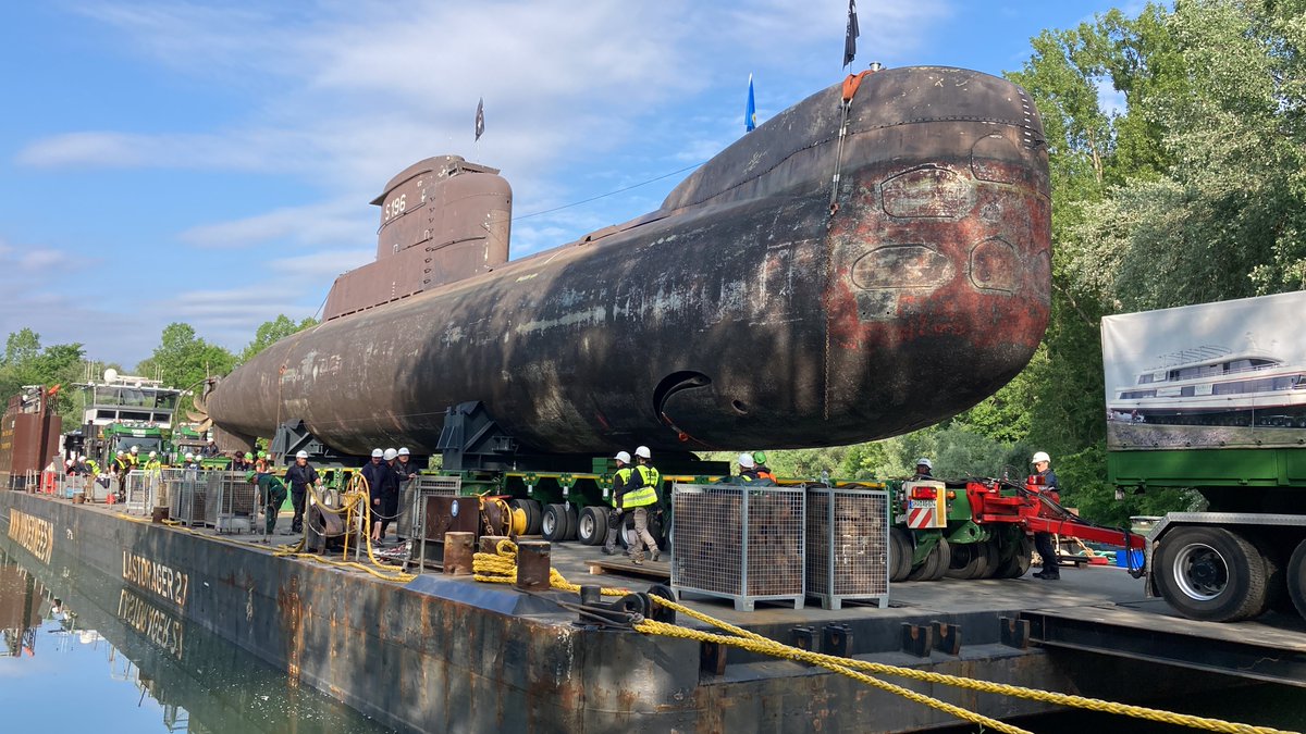 alex_hettich's tweet photo. Das von der Marine ausgemusterte U-Boot U17 ist  in Speyer eingetroffen. Es ist nur ein Zwischenziel: Im kommenden Jahr steht ein spektakulärer Transport in den #Kraichgau zum Technikmuseum #Sinsheim bevor. https://t.co/hYDs65B0Os https://t.co/gdmQNDzDPo