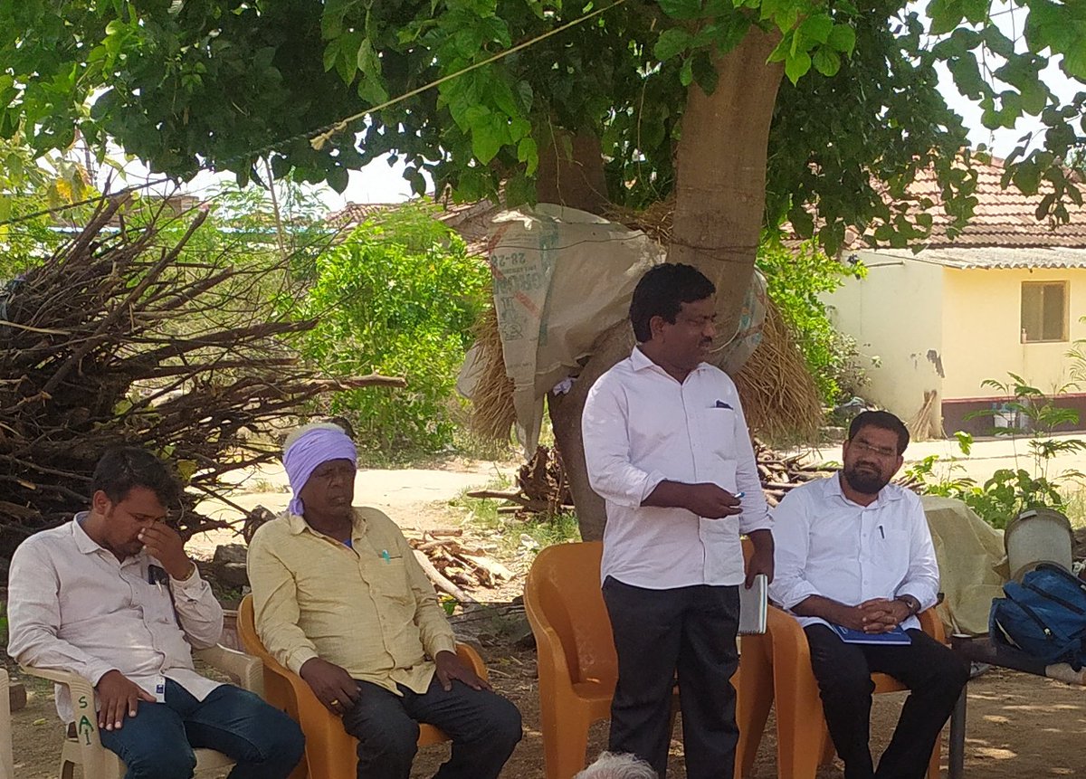 QhaleelAhmed3's tweet photo. మన పొలంలో పనిచేస్తే కూలి రాదు కానీ పంట మన ఇంటికి వస్తుంది. దొరల పొలంలో పనిచేస్తే కూలి వస్తుంది కానీ పంట రాదు. ఇక మనకు కూలి కావాల్నో, పంట కావాల్నో మనమే నిర్ణయించుకోవాల్సిన సమయం వచ్చేసింది-మిలింద్ గడ్పాలే @AllIndiaBSP @BITCELL_BSP @GADUGUMAHENDER @RSPraveenSwaero https://t.co/sAre56UEtN