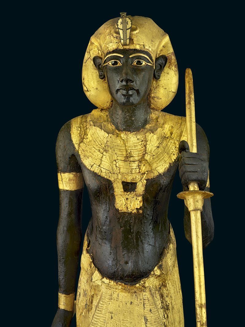 3. El otro guardián va tocado con el “afnet” o “khat”, con forma redondeada. Y aunque ambas estatuas tienen inscripciones en sus faldellines, ésta está identificada como 'el ka de Horakhty, el Osiris, rey, señor de las Dos Tierras, Nebhkheperure, de voz verdadera', por lo que