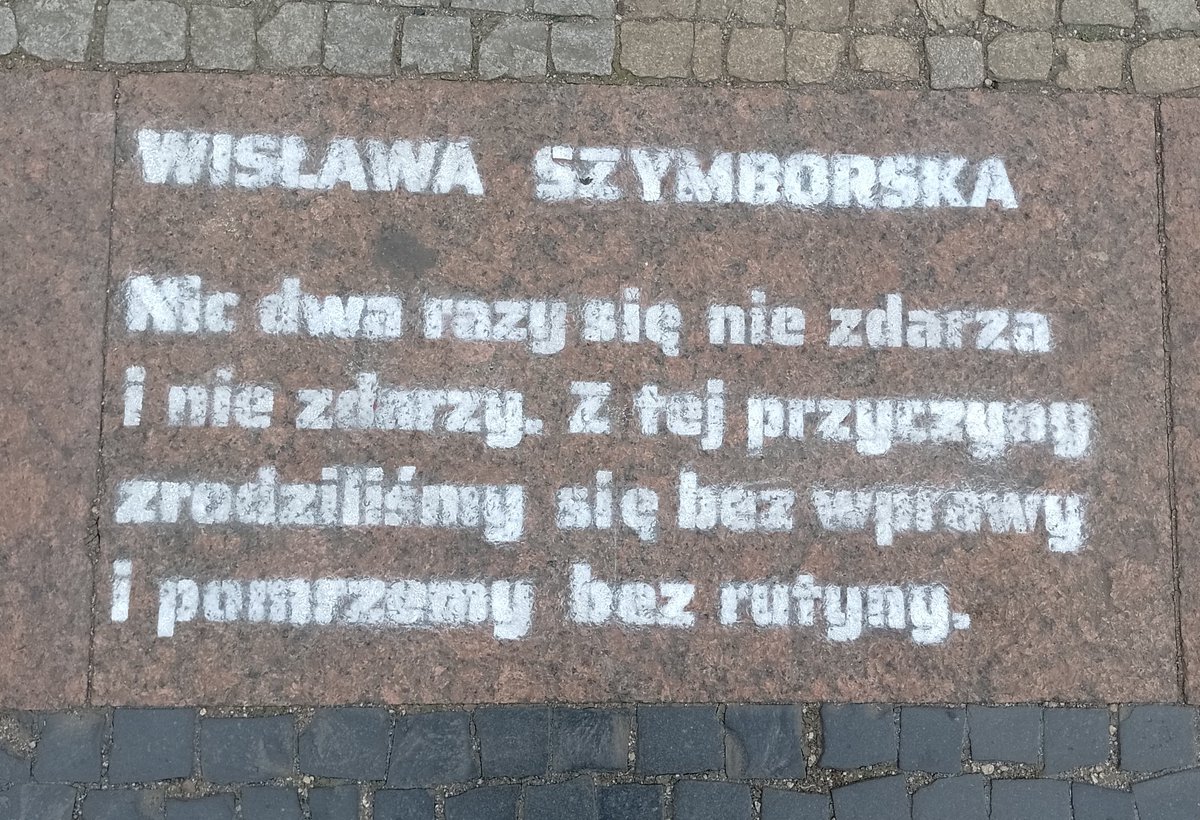 fibularyzacja's tweet photo. #NocMuzeów #DzieńHerbaty #FestiwalPoezji
#Silesius #Matejko #Kingsolver #Szymborska #patrzpodnogi #poezjanaulicy #pstryki #MuzeumNarodoweWrocław #niedzielmysię https://t.co/xfHzAtqL1t