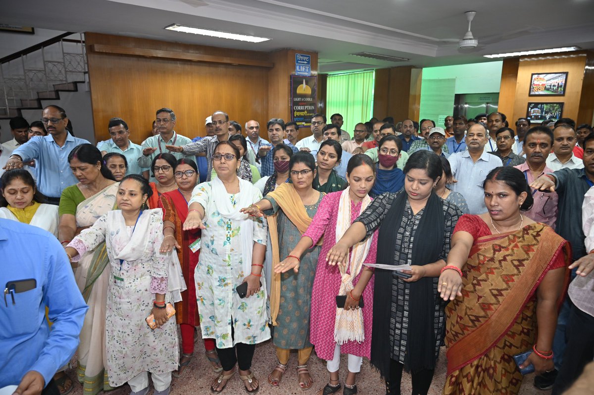 blwvaranasi's tweet photo. Banaras Locomotive Works, Varanasi Officers and Staff taking Pledge #merilife #MeriLifeApp #MeriLiFE https://t.co/vzn0S7lLyq