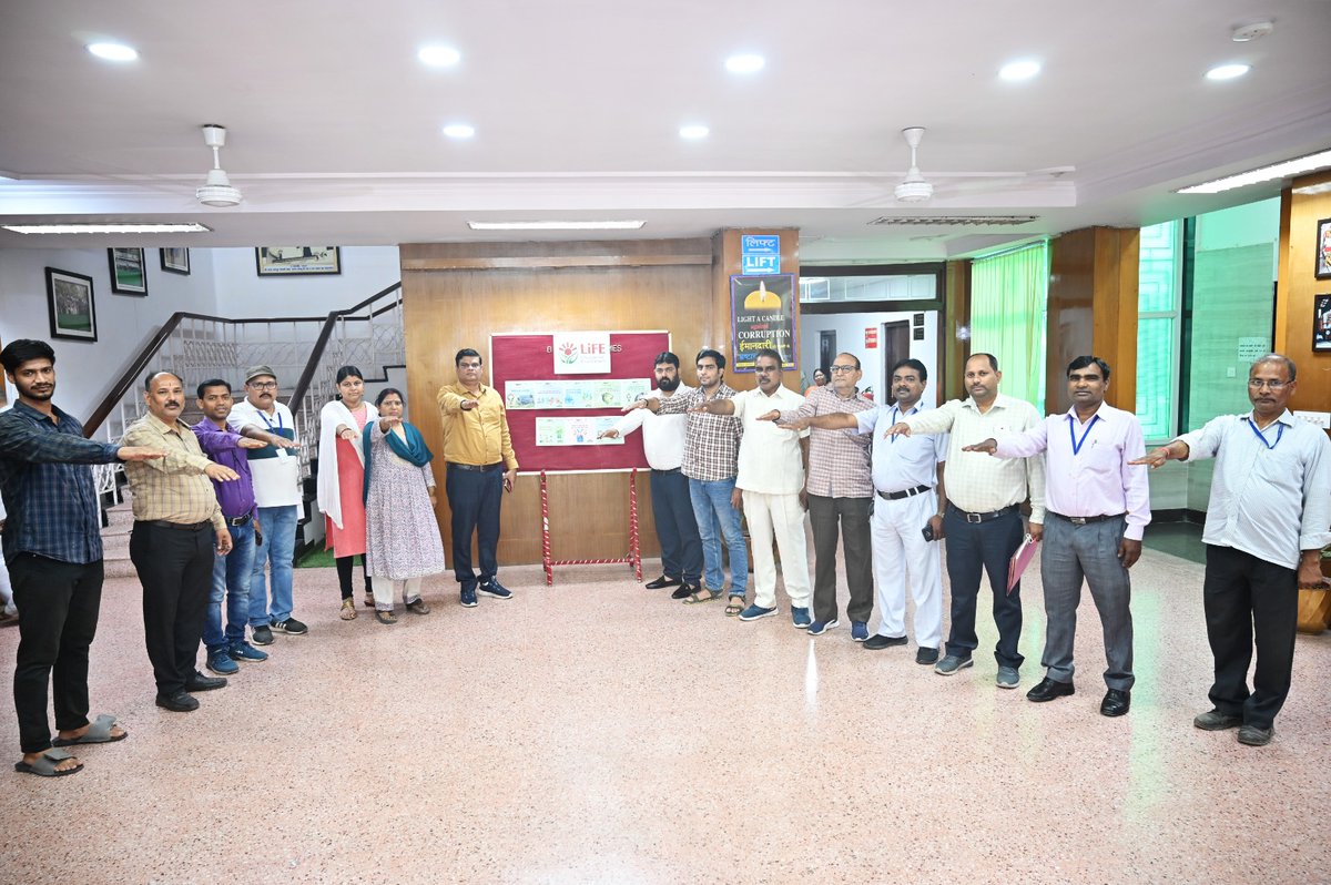 blwvaranasi's tweet photo. Banaras Locomotive Works, Varanasi Officers and Staff taking Pledge #merilife #MeriLifeApp #MeriLiFE https://t.co/vzn0S7lLyq