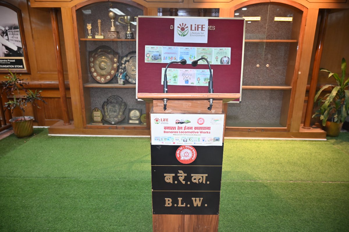 blwvaranasi's tweet photo. Banaras Locomotive Works, Varanasi Officers and Staff taking Pledge #merilife #MeriLifeApp #MeriLiFE https://t.co/vzn0S7lLyq