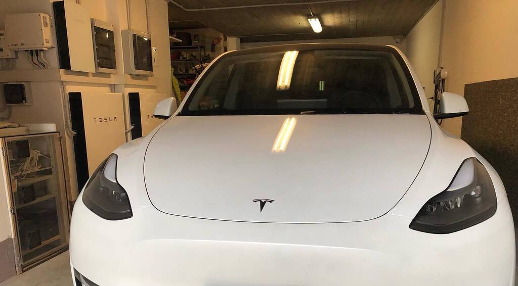 carlolisa's tweet photo. The #fossilfuelfree setup is now complete #tesla #powerwall #photovoltaicsolarenergy #heatpumps #projectroadtoev https://t.co/JzRhZfGctT https://t.co/2lbzdxiTLH